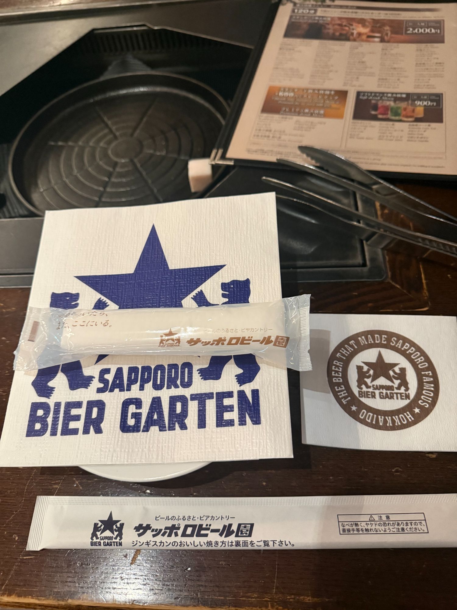 サッポロビール園のテーブルセッティング。ジンギスカン鍋の準備万端!